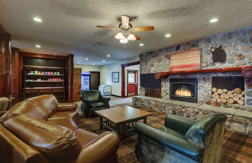 Columbia Hotel | Rustic Deluxe King Bed Stay in Stoney Creek Columbia! Free Breakfast