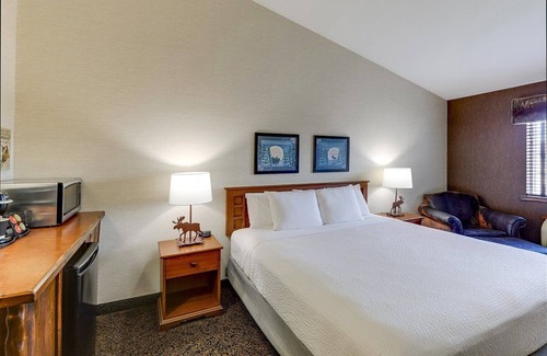 Columbia Hotel | Rustic Deluxe King Bed Stay in Stoney Creek Columbia! Free Breakfast