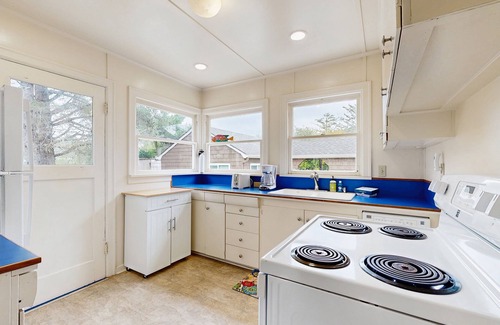 Neskowin Cabin | Rustic dog-friendly beach home on Neskowin Marsh Golf Course + 2 blocks to beach