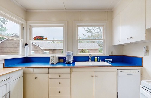 Neskowin Cabin | Rustic dog-friendly beach home on Neskowin Marsh Golf Course + 2 blocks to beach