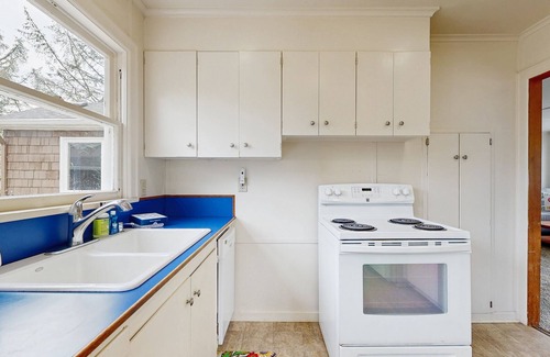 Neskowin Cabin | Rustic dog-friendly beach home on Neskowin Marsh Golf Course + 2 blocks to beach