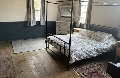 Barnet House | Rustic Farmhouse Retreat