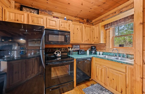 Sevierville House | Rustic getaway in the mountains with brand new hot tub, close to parkway!
