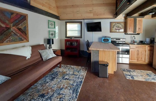 Hendersonville Apartment | Rustic Hendersonville Farm Studio w/Private Deck