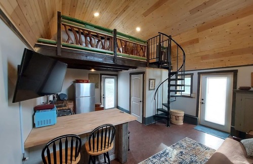 Hendersonville Apartment | Rustic Hendersonville Farm Studio w/Private Deck