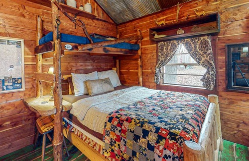 Berryville Cabin | Rustic & historic cabin with firepit, private hot tub, front porch, river access