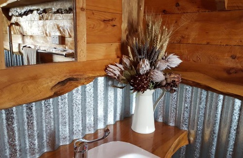 Penguin Bed & Breakfast | Rustic Hut Bush Retreat