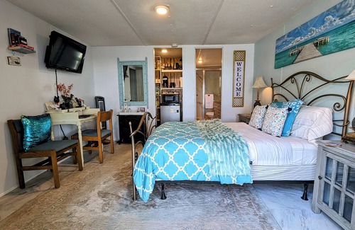 Edgar Apartment | Rustic Lakeview Getaway – Pet Friendly & Free Parking
