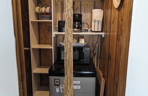 Edgar Apartment | Rustic Lakeview Getaway – Pet Friendly & Free Parking