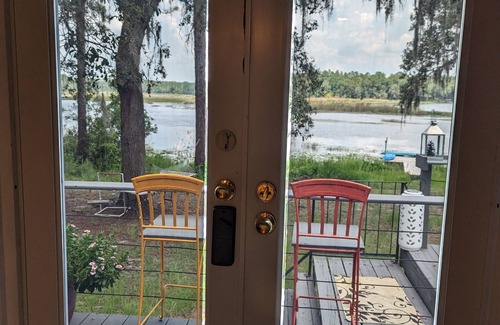 Edgar Apartment | Rustic Lakeview Getaway – Pet Friendly & Free Parking