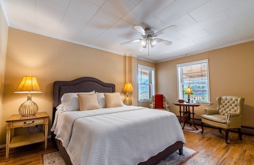 Canon City Cabin | Rustic lodge centrally located to all the Royal Gorge attractions
