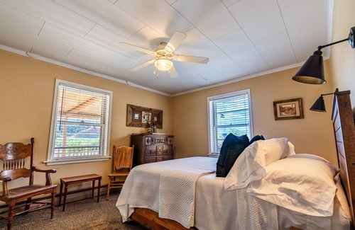 Canon City Cabin | Rustic lodge centrally located to all the Royal Gorge attractions