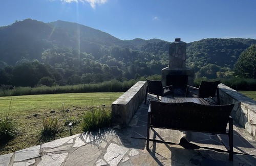 Mars Hill Cabin | Rustic log cabin~ HOT TUB~ Breathtaking mountian views near Hatley Point