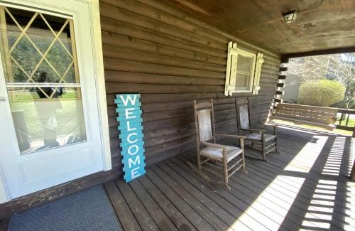 Hiawassee House | Rustic Log Cabin Rental near Chattahoochee National Forest, Georgia