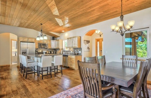 Woodland Park Ski Chalet | Rustic Lux! Private Cabin, Hot Tub, Game Room A+