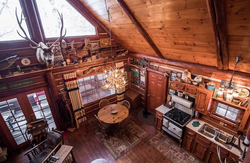 Hayward Cabin | Rustic Luxurious Log Cabin on magestic Round Lake at Richardson Bay cabin 7