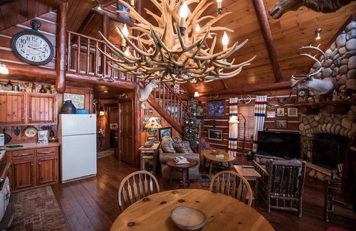 Hayward Cabin | Rustic Luxurious Log Cabin on magestic Round Lake at Richardson Bay cabin 7