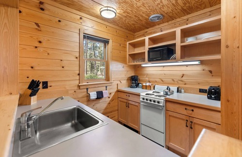 Mazama Cabin | Rustic One Bedroom Cabin