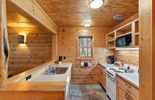 Mazama Cabin | Rustic One Bedroom Cabin