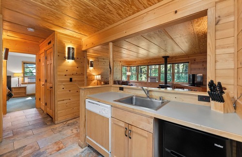 Mazama Cabin | Rustic One Bedroom Cabin
