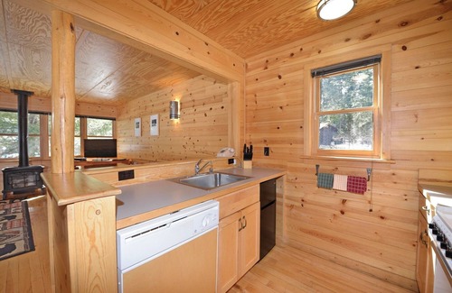Mazama Cabin | Rustic One Bedroom Cabin
