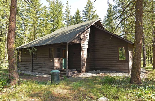 Mazama Cabin | Rustic One Bedroom Cabin