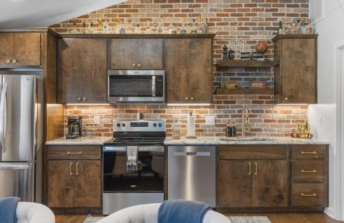 Greenwood House | Rustic plus Western - Walk to Bars, Coffee and Restaurants