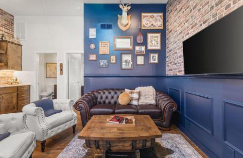 Greenwood House | Rustic plus Western - Walk to Bars, Coffee and Restaurants