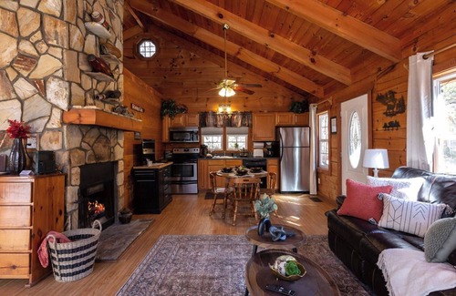 Sautee Nacoochee Cabin | Rustic Private Couples Cabin 1 BR Hot Tub, Pet Friendly, 6 mi. to Helen, WiFi