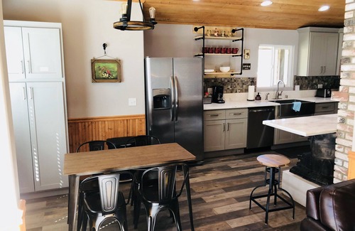 Three Rivers House | Rustic ranch house centrally located half mile from town with spa