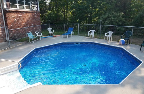 Athol House | RUSTIC RETREAT-2 story-inground pool and patio-fireplace-firepit-deck-wifi2 bath