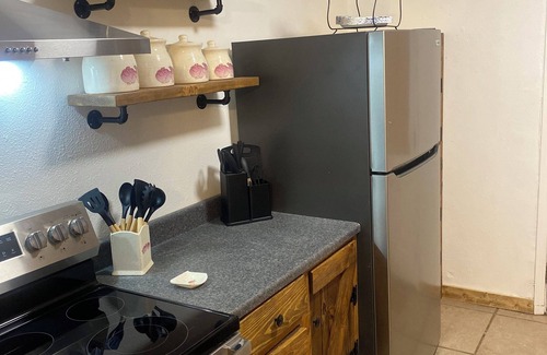 Carlsbad House | Rustic Retreat Cozy 2BR Fast Wi-Fi, Private Yard, Fully Stocked!