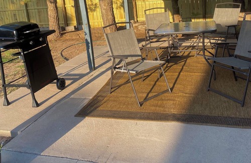 Carlsbad House | Rustic Retreat Cozy 2BR Fast Wi-Fi, Private Yard, Fully Stocked!
