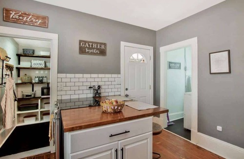 Wichita House | Rustic Retreat - Cute and Cozy! Centrally Located