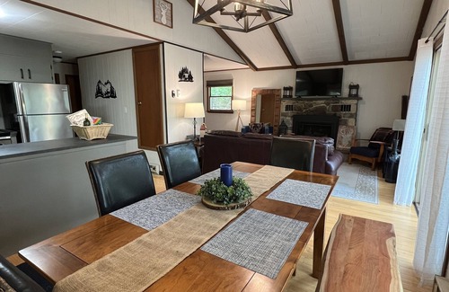 Pocono Lake House | Rustic Retreat –Seasonal Lake Views – Arrowhead Lake - Plaid Cabin