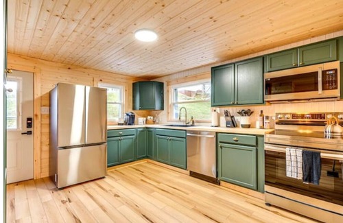 Stanley Cabin | Rustic Ridge Hot Tub Outdoor theater EVChrg Arcade
