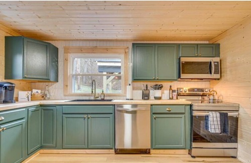 Stanley Cabin | Rustic Ridge Hot Tub Outdoor theater EVChrg Arcade