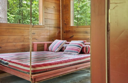 Bismarck Cabin | Rustic Romance Cabin with Hot Tub