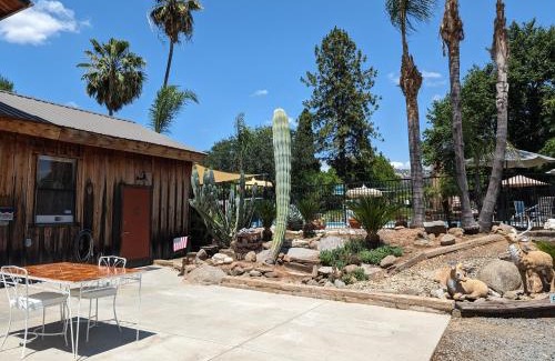 Squaw Valley Apartment | Rustic Rooms Barn Loft (Upstairs Studio Apartment) Near Kings Canyon & Sequoia National Parks