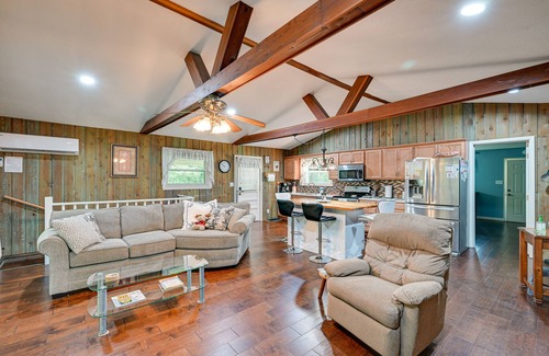 Russell Springs House | Rustic Russell Springs Home Near Marina & Lake!
