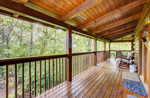 Sevierville House | Rustic Sevierville Cabin with Covered Porch!