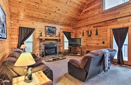 Sevierville House | Rustic Sevierville Cabin with Covered Porch!