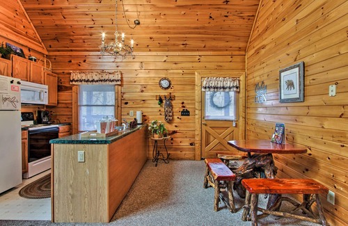 Sevierville Cabin | Rustic Sevierville Cabin w/Covered Porch!