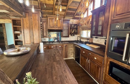 Kanab House | Rustic Soul Retreat I Private Hot Tub I Central Location