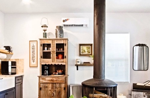 Central Oklahoma City Apartment | Rustic Studio Rain Shower 3min-asian Dist