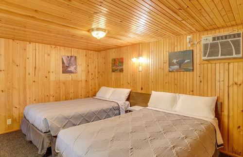 Eagle Rock Apartment | Rustic Studio w/ Patio on Table Rock Lake!
