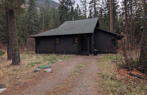 Mazama Cabin | Rustic Two Bedroom Cabin