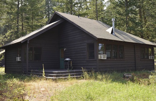 Mazama Cabin | Rustic Two Bedroom Cabin