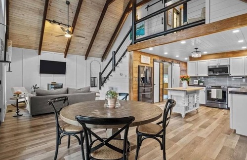 Denver House | Rustic Valley/TN River-Kentucky Lake Retreat. Main house and Cottage !
