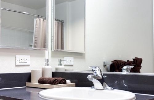 Mid-Wilshire Apartment | Rustic Vibe in LA Free Parking 10 Min to Cedars